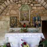 L'altare con dietro la nicchia contenente la statua di san Michele